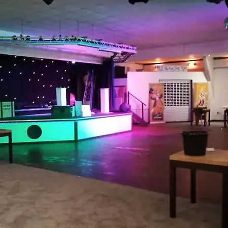 Woodland Bungalow, Fantastic Location Holiday park *